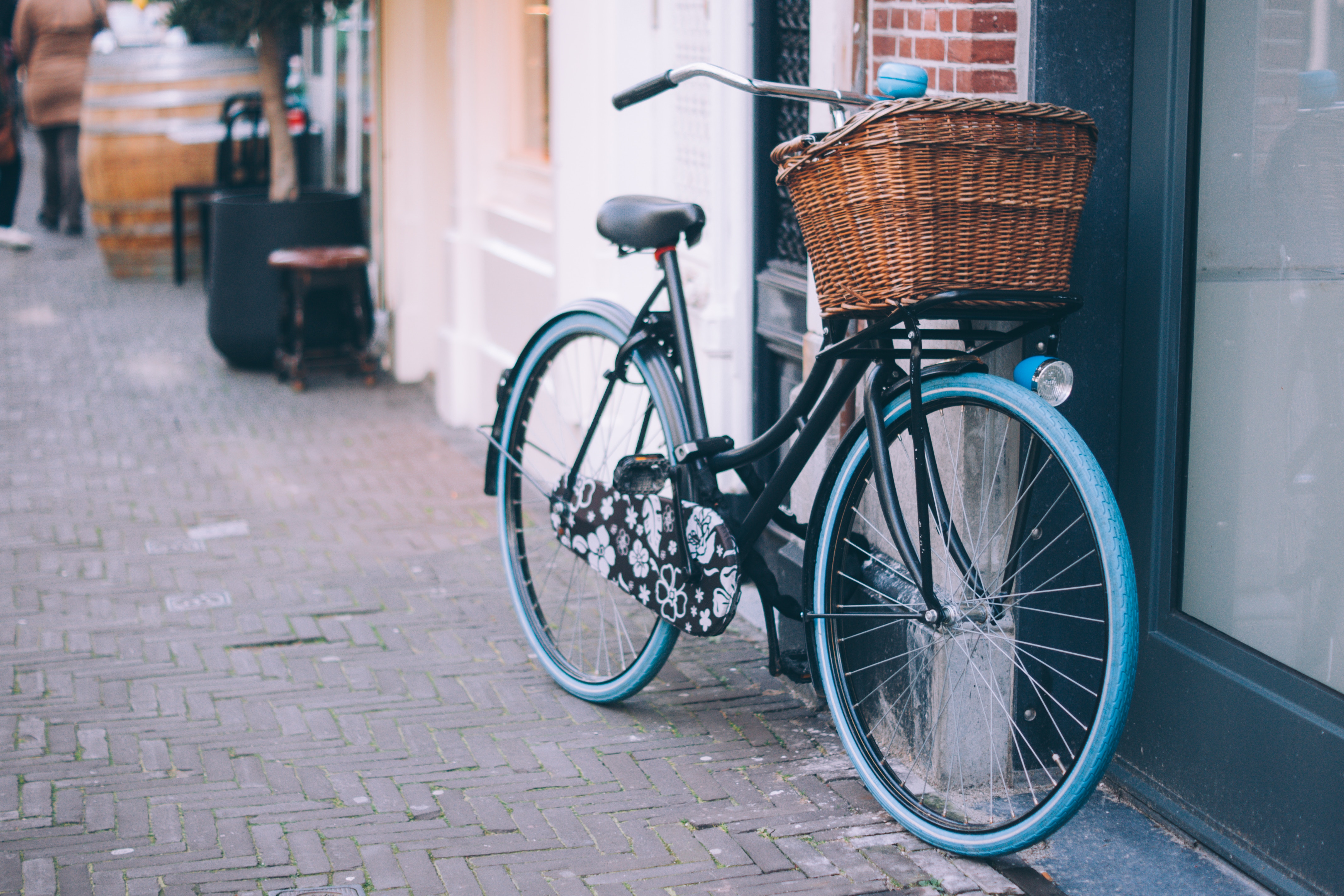 Jesienne przejażdżki rowerowe – kosze wiklinowe do rowerów
