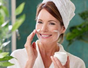 Jak wybrać skuteczny krem przeciwzmarszczkowy: naturalne rozwiązania dla różnych typów cery