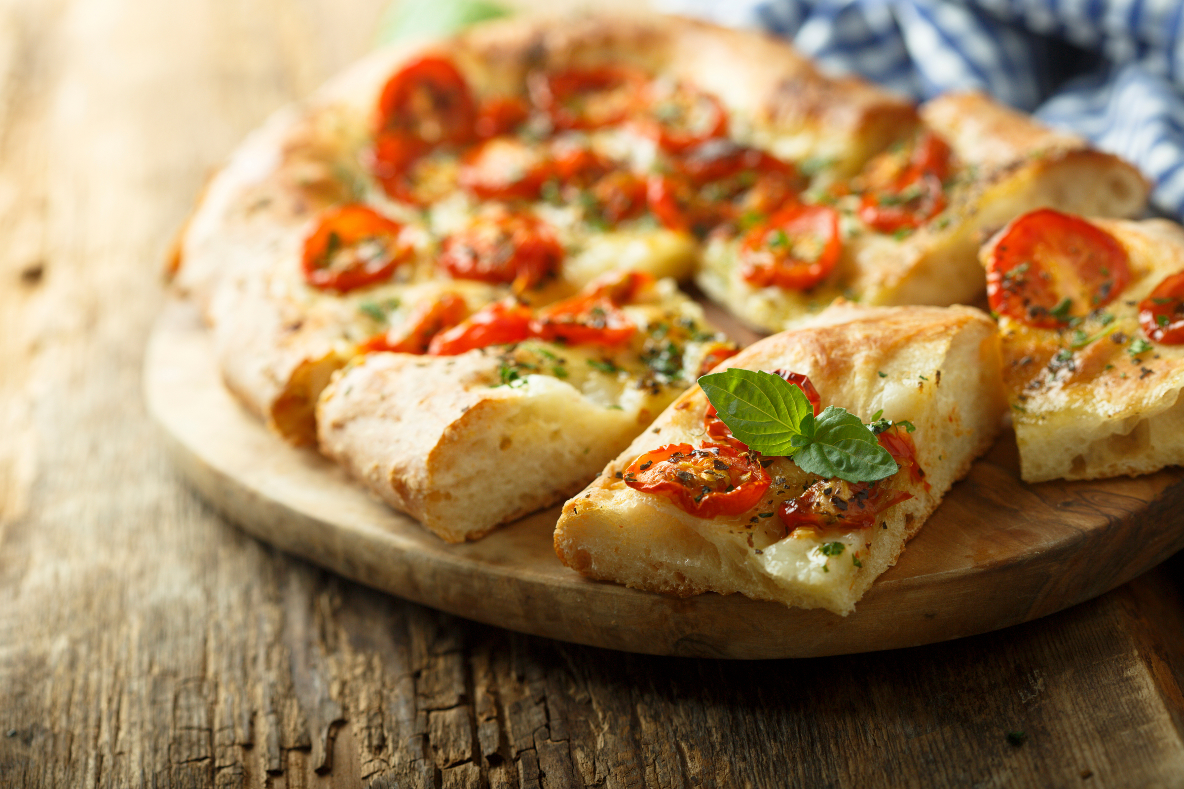 Nie tylko pizza - co można przygotować z sosu i mąki do pizzy