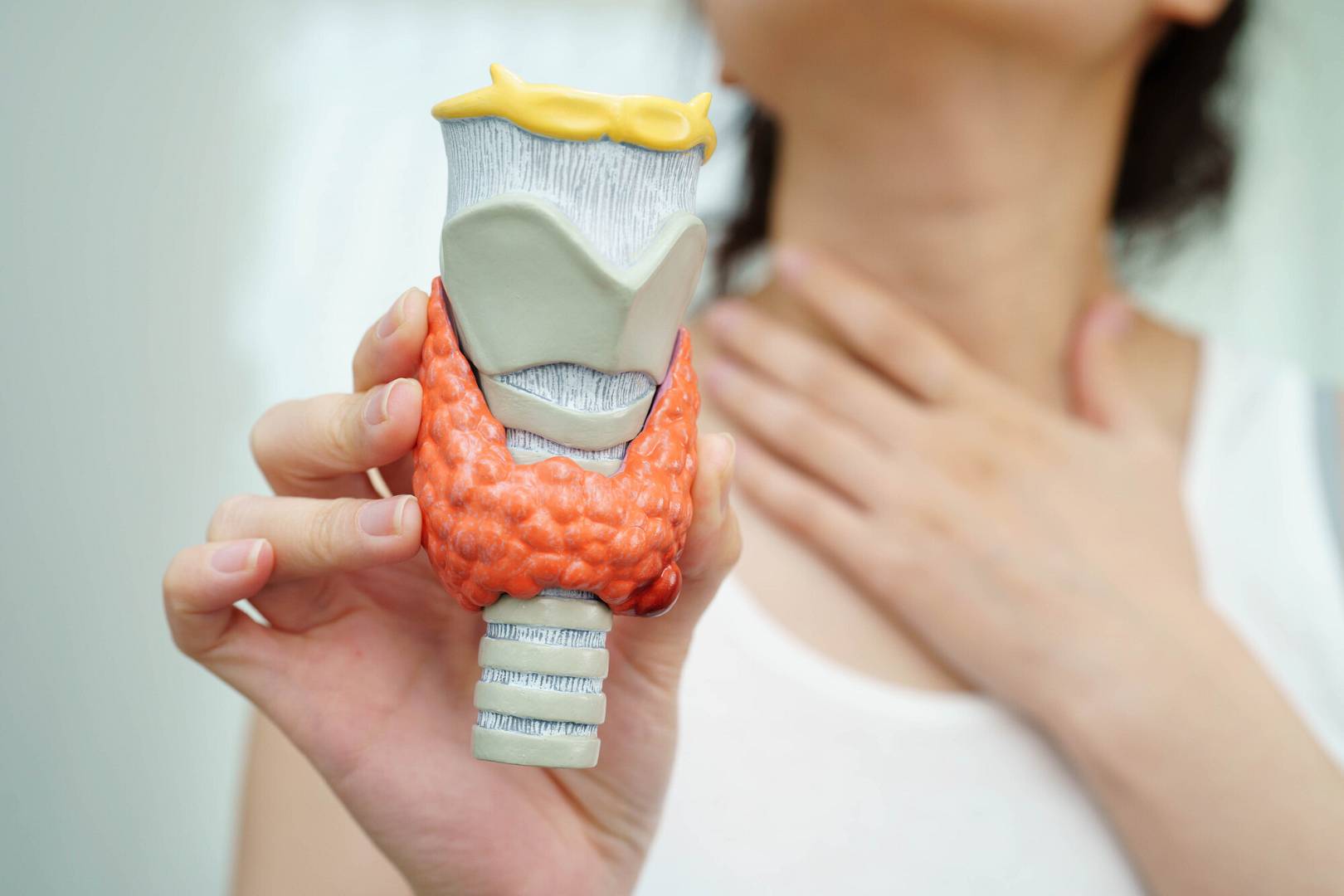 Objawy nadczynności tarczycy – kiedy podejrzewa się zaburzenia i jak wygląda diagnostyka?